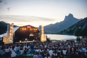 JUANJO BONA CIERRA LA PRIMERA PARTE DE SU GIRA "TAN MAYOR Y TAN NIÑO" CON UN CONCIERTO APOTEÓSICO EN EL FESTIVAL PIRINEOS SUR.