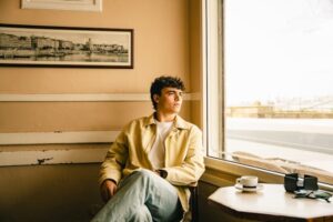 JAVI CHAPELA LANZA "FUTUROS PROPÓSITOS", SU NUEVO SINGLE 1