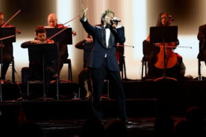 DAVID BISBAL EMOCIONA CON SU HOMENAJE A RAPHAEL EN EL PERSON OF THE YEAR 2025 2