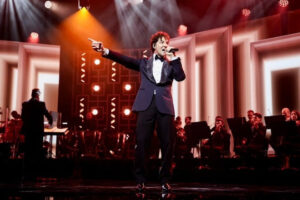 DAVID BISBAL EMOCIONA CON SU HOMENAJE A RAPHAEL EN EL PERSON OF THE YEAR 2025