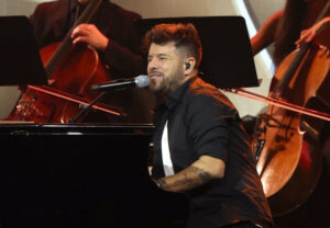 PABLO LÓPEZ HOMENAJEA A RAPHAEL EN EL PERSON OF THE YEAR 2025 1