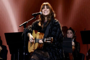 VANESA MARTÍN HONORS RAPHAEL AT THE LATIN GRAMMY PERSON OF THE YEAR 2025 GALA 1