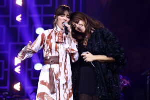 VANESA MARTÍN HONORS RAPHAEL AT THE LATIN GRAMMY PERSON OF THE YEAR 2025 GALA 2