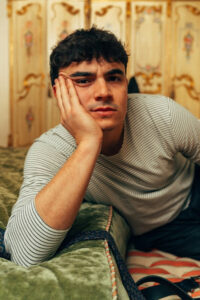 JAVI CHAPELA MUESTRA SU LADO MÁS ROCKERO EN SU SINGLE "NUEVO ROMÁNTICO" 1