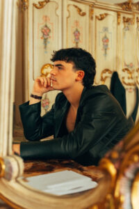 JAVI CHAPELA MUESTRA SU LADO MÁS ROCKERO EN SU SINGLE "NUEVO ROMÁNTICO"