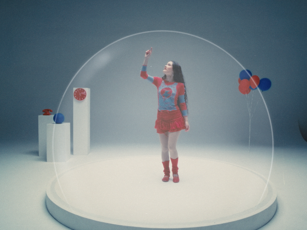 JOAQUINA, GANADORA DEL LATIN GRAMMY, SE ENVUELVE EN LA NOSTALGIA CON “PELINEGRA, SU PRIMER LANZAMIENTO DEL AÑO 1