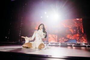 AITANA INAUGURA ‘CUARTO AZUL WORLD TOUR’ CON UN DEBUT SOFISTICADO, HISTÓRICO Y DE DIMENSIÓN INTERNACIONAL 3