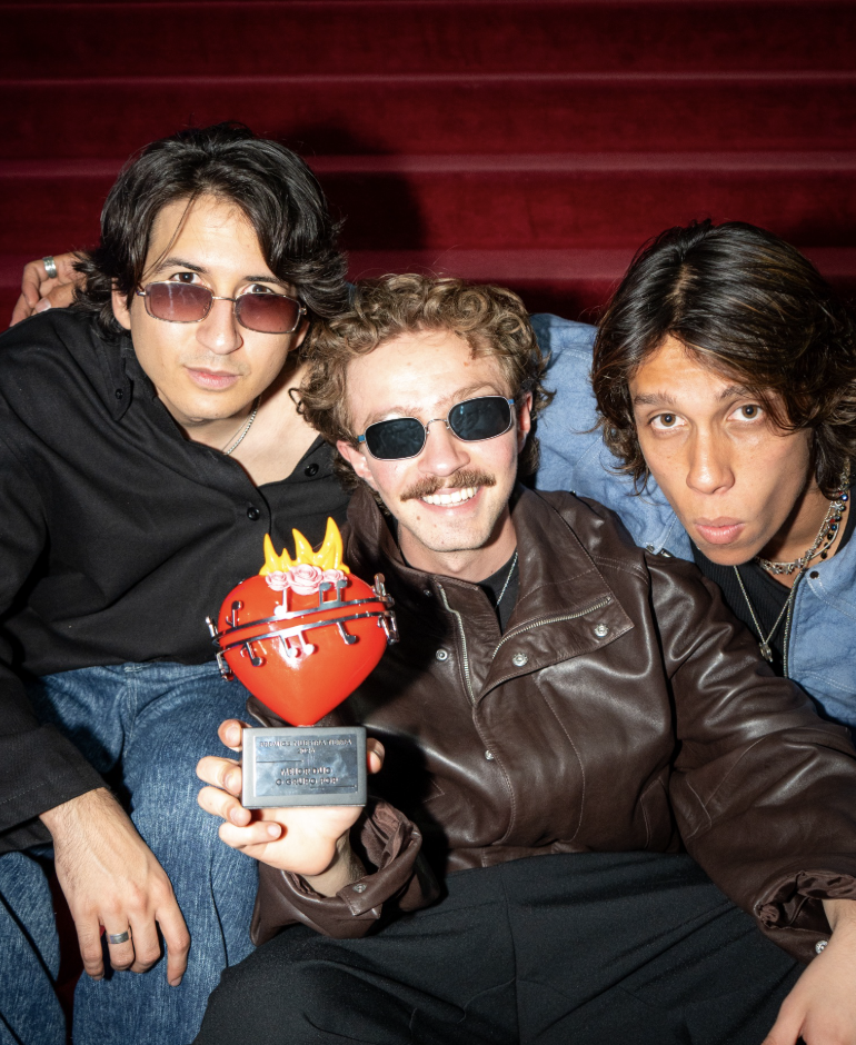 TIMØ CONSOLIDA SU ASCENSO EN EL POP LATINO TRAS GANAR “MEJOR DÚO O GRUPO POP” EN PREMIOS NUESTRA TIERRA 2026